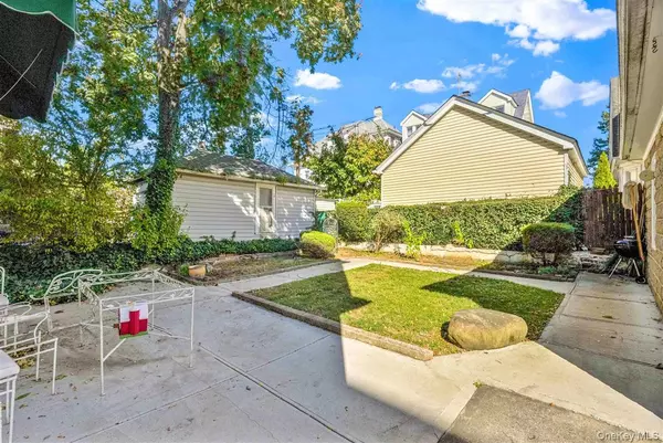 Richmond Hill North, NY 11418,86-09 104th ST