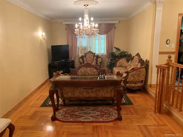 Forest Hills, NY 11375,72-11 110 ST #3g