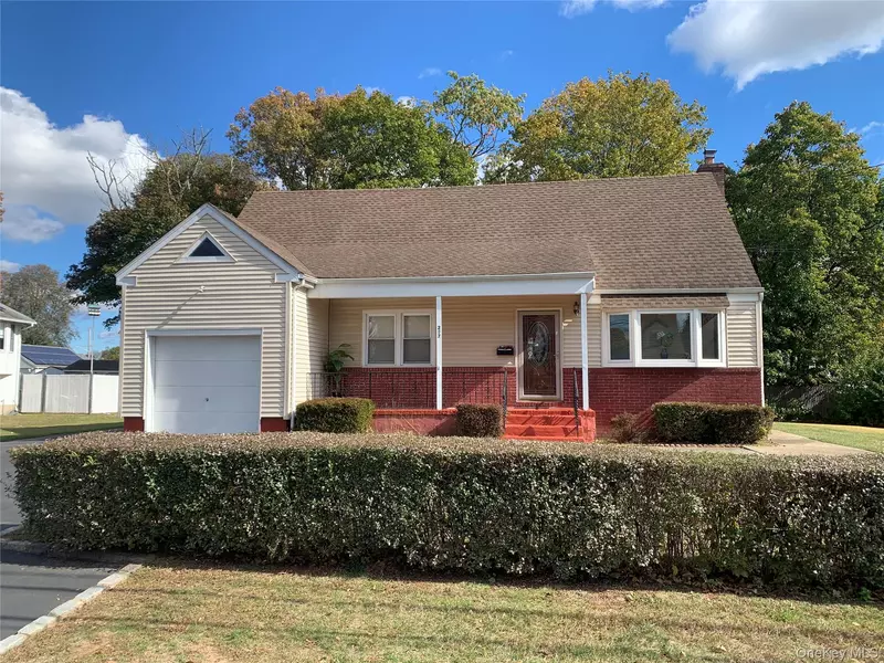 207 Eastwood AVE, Deer Park, NY 11729