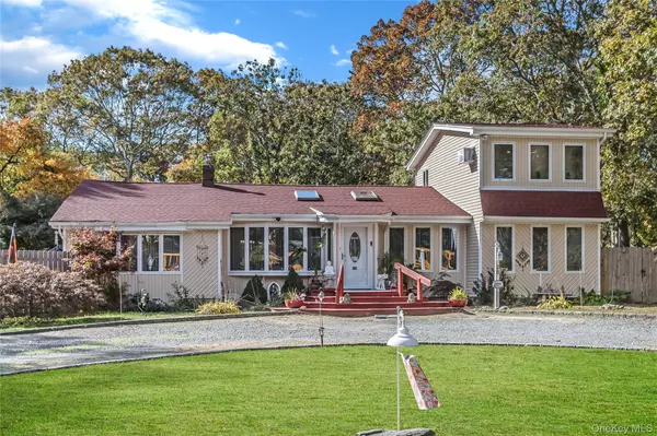 28 Roberts RD, Shirley, NY 11967