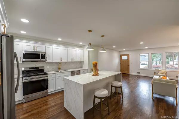 West Sayville, NY 11796,12 Rivera LN