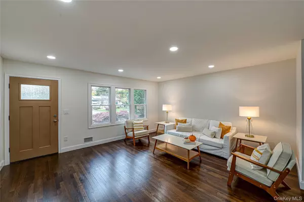 West Sayville, NY 11796,12 Rivera LN