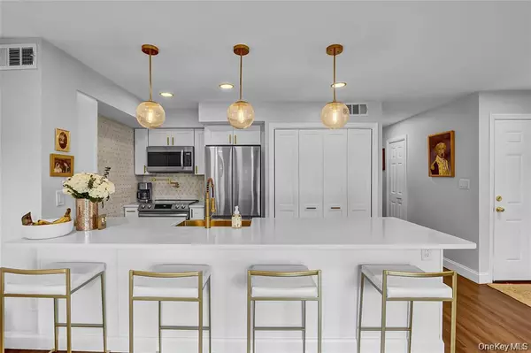 Freeport, NY 11520,1 Anchorage WAY #201