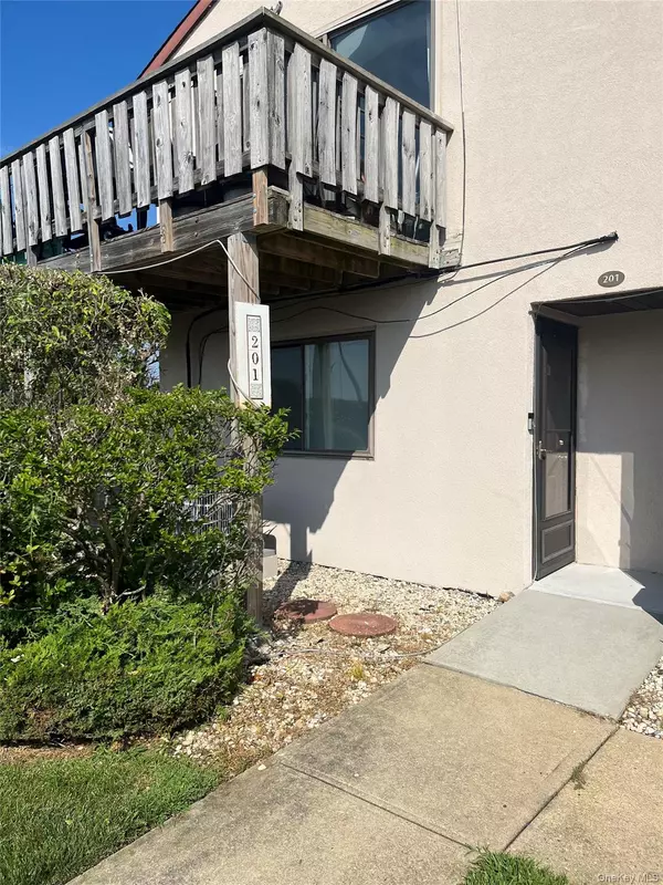 1 Anchorage WAY #201, Freeport, NY 11520