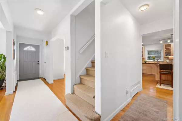 Roslyn Heights, NY 11577,5 Hillside AVE