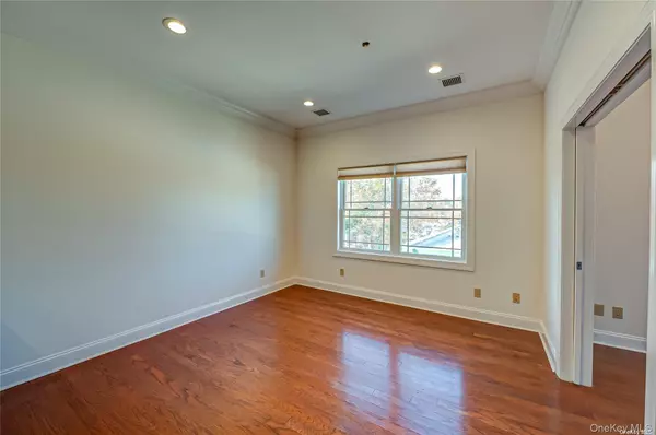 Huntington, NY 11743,328A Main ST #3A