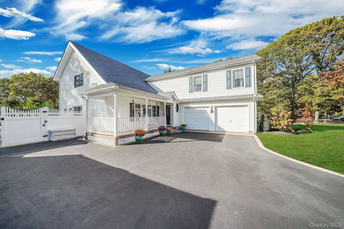 Holtsville, NY 11742,18 Concord DR