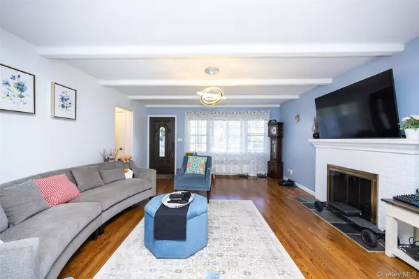 Greenvale, NY 11548,14 Cedar ST