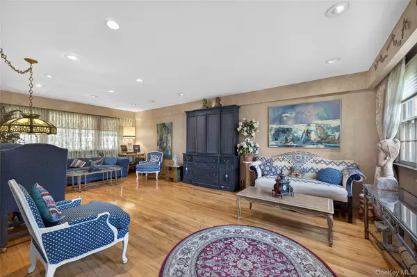 Muttontown, NY 11791,300 Circle RD