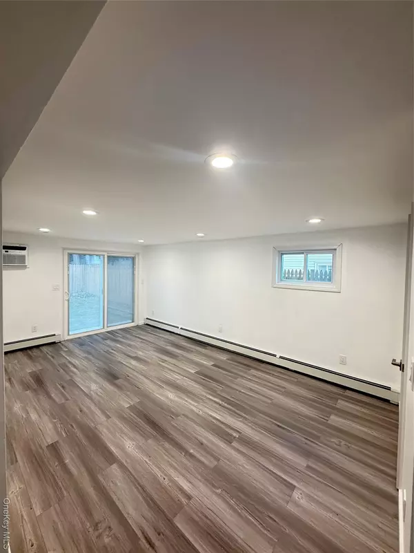 Lindenhurst, NY 11757,193 E John ST