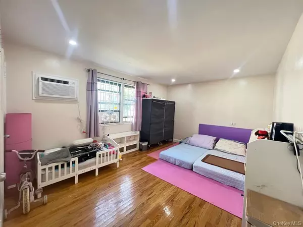 Kew Garden Hills, NY 11367,69-15 136th St #A