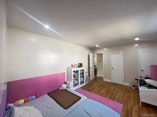 Kew Garden Hills, NY 11367,69-15 136th St #A