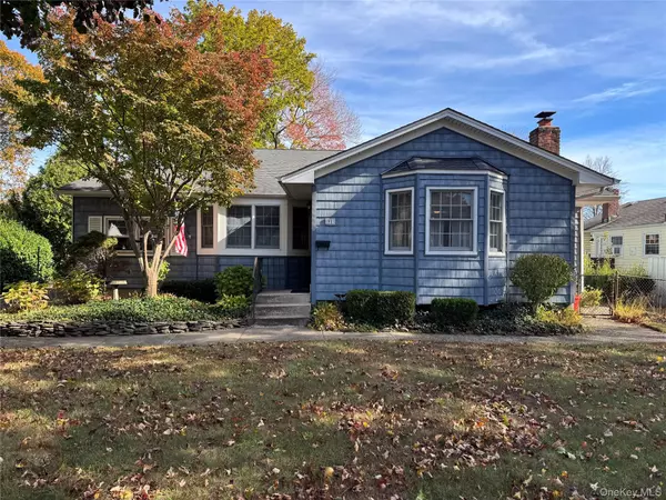 91 8th Ave, Kings Park, NY 11754