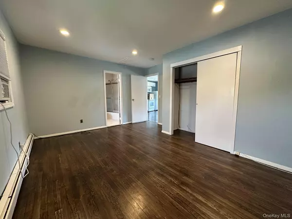 East Meadow, NY 11554,287 Peters AVE #Upper