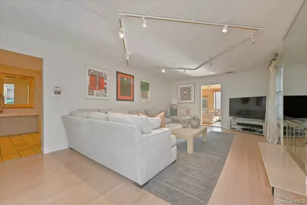 East Hills, NY 11577,52 Glenwood LN