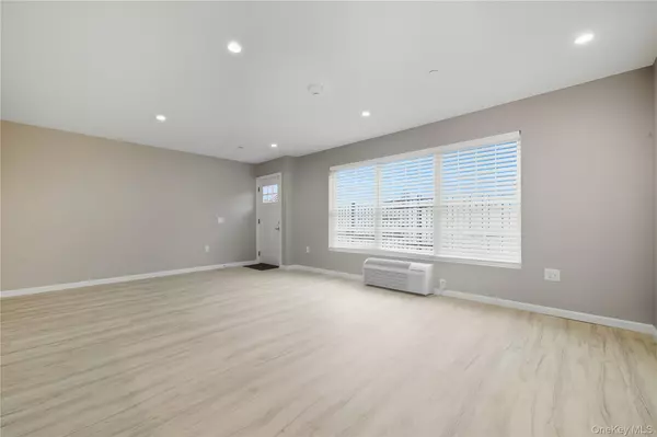 Freeport, NY 11520,71 N Main ST #D