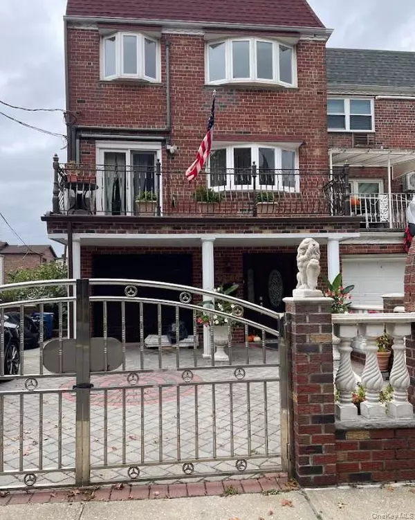 62-60 71 ST #3, Middle Village, NY 11379