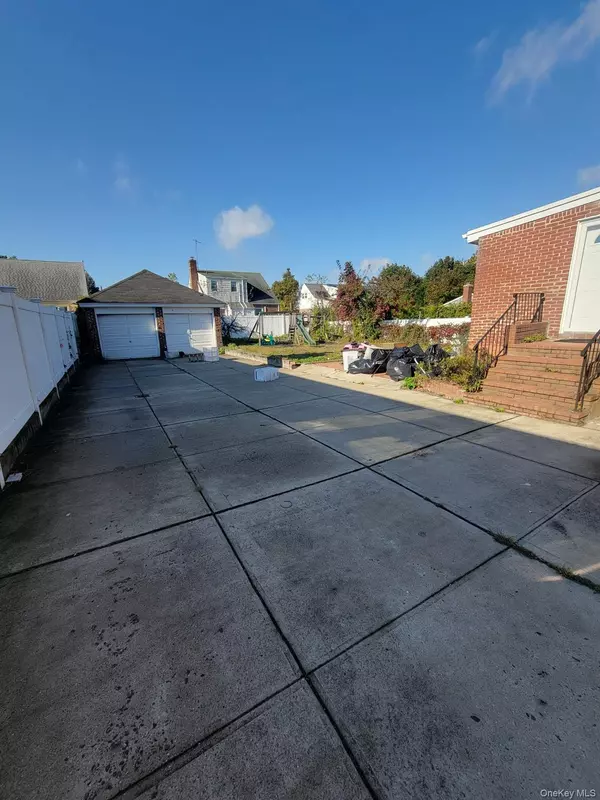 Hewlett, NY 11557,315 Mill RD