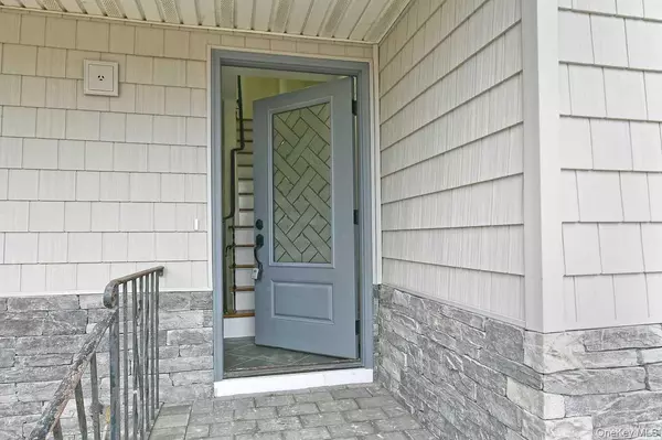 Huntington, NY 11743,434 W Main