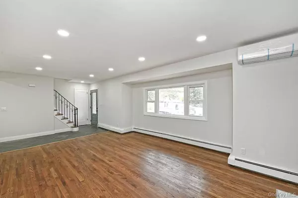 Huntington, NY 11743,434 W Main