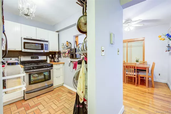 Rego Park, NY 11374,66-01 Burns ST #4N