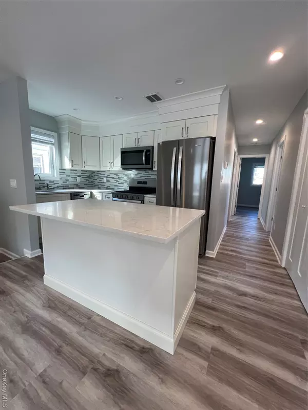 Williston Park, NY 11596,72 Sheridan AVE