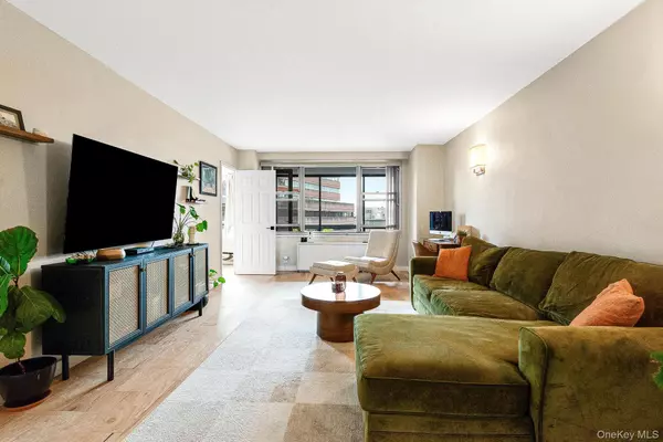 Forest Hills, NY 11375,70-25 Yellowstone BLVD #6T