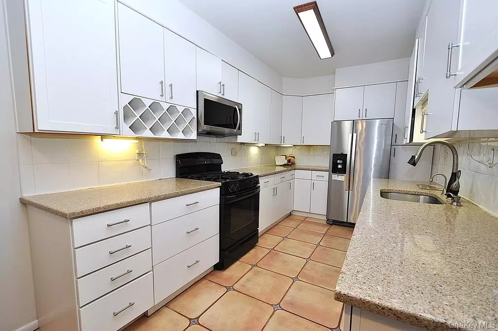 Scarsdale, NY 10583,253 Garth RD #1S