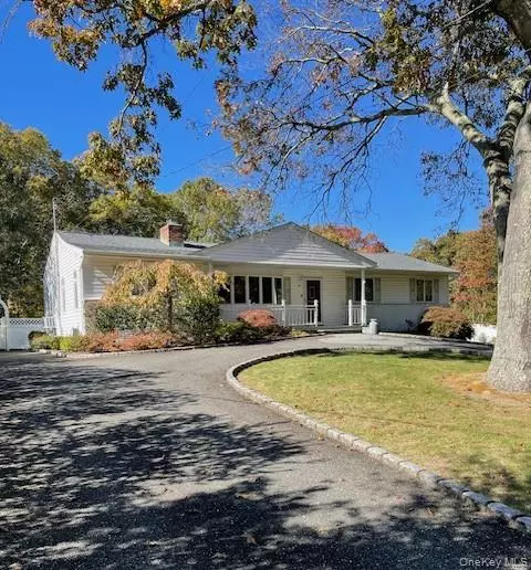 34 Winston DR, Smithtown, NY 11787