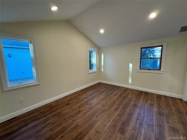 Glen Cove, NY 11542,7 Mercadante PL