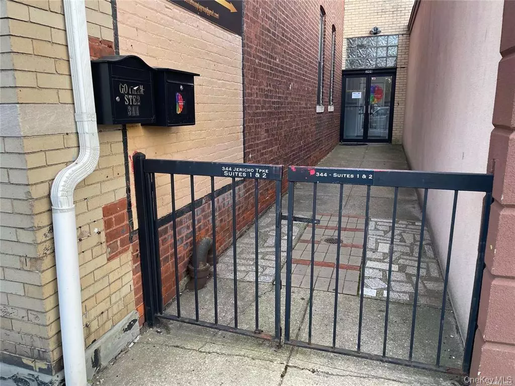 Floral Park, NY 11001,344 Jericho TPKE