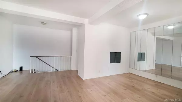 Rego Park, NY 11374,99-52 66rd #3T