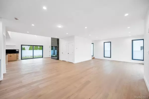 Wantagh, NY 11793,25 Red Maple Dr N