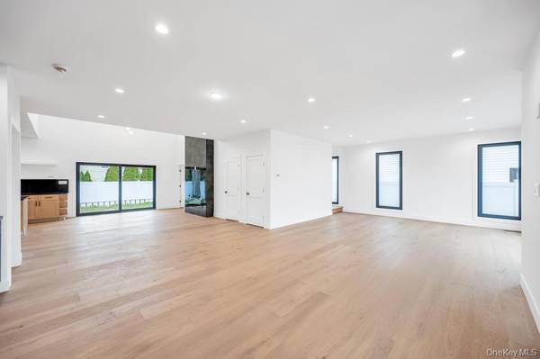 Wantagh, NY 11793,25 Red Maple Dr N