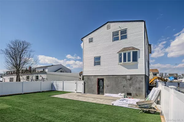 33 Dock DR, Freeport, NY 11520