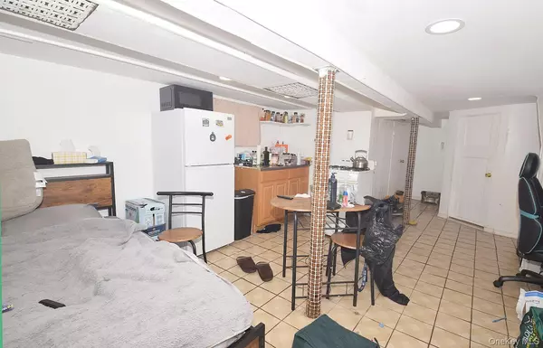 Jamaica Estates, NY 11432,16414 81st AVE