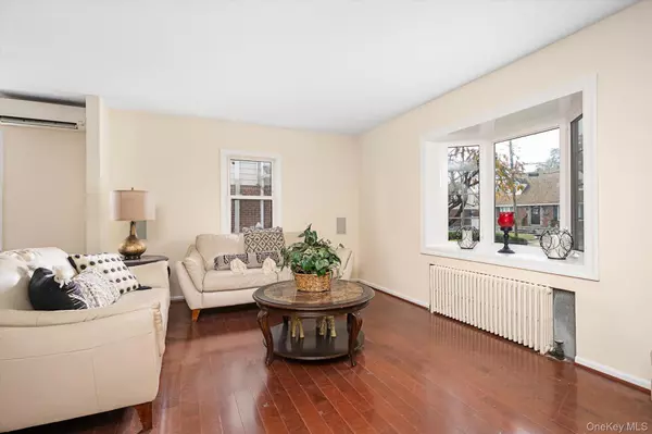 Garden City South, NY 11530,146 Caroline AVE