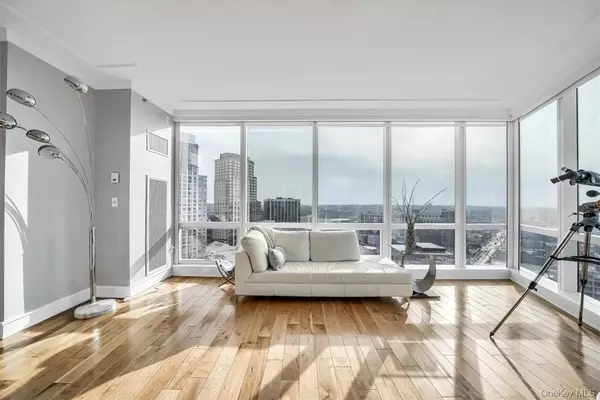 White Plains, NY 10601,1 Renaissance SQ #20C