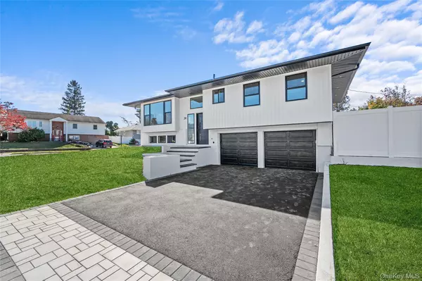 Plainview, NY 11803,20 Briarwood LN