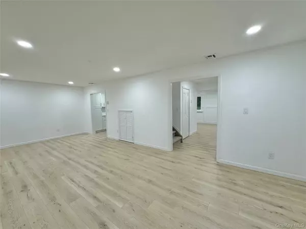 Coram, NY 11727,6 Petersburg CT