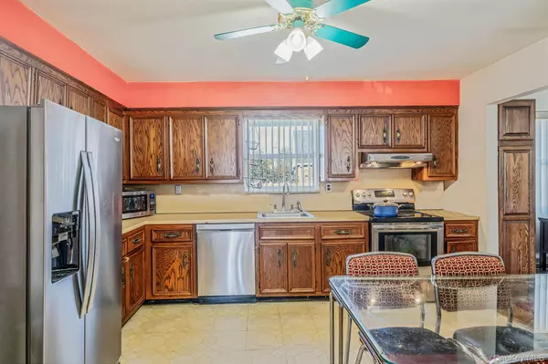 North Bellmore, NY 11710,2595 Castle CT