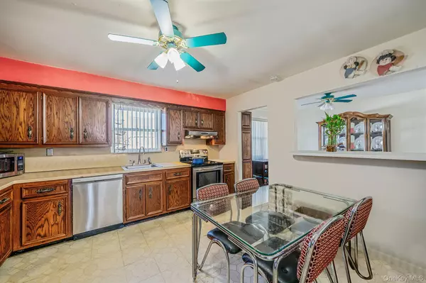 North Bellmore, NY 11710,2595 Castle CT