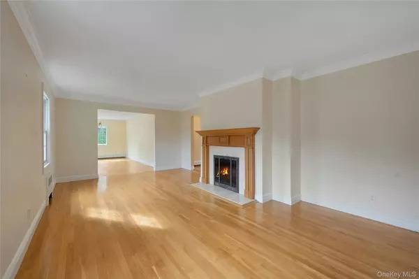 Scarsdale, NY 10583,95 Clarence RD