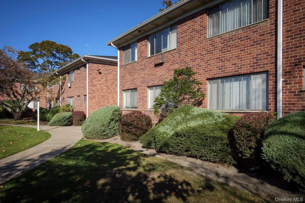 Bay Shore, NY 11706,11 South Saxon AVE #6F