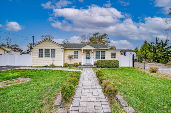 96 Huntington DR, Mastic Beach, NY 11951