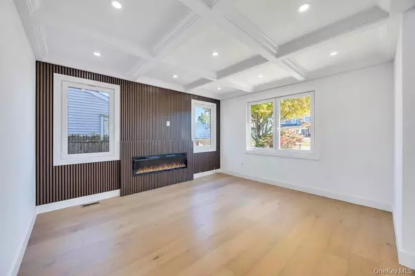 Levittown, NY 11756,14 Bark LN