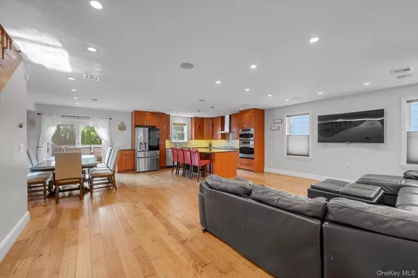 East Hills, NY 11577,57 Red Ground RD