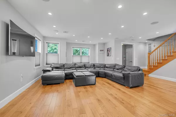 East Hills, NY 11577,57 Red Ground RD