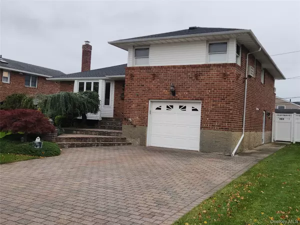 Seaford, NY 11783,4038 Meadow LN