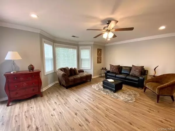 Sayville, NY 11782,312 Adams WAY #312